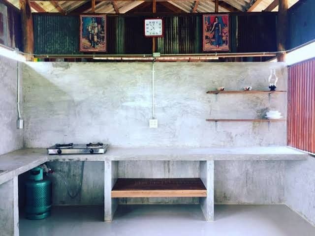 รีโนเวทห้องครัวเก่าอายุ 30 ปี เป็นห้องครัวไทยไม้ระแนง