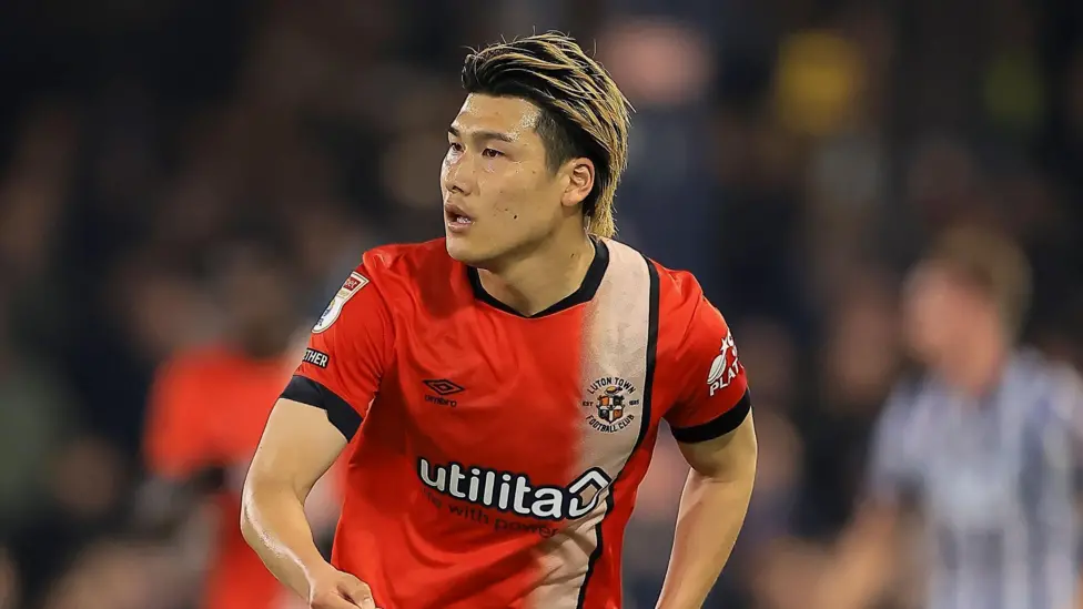 Bek Luton Hashioka bergabung dengan Slavia Praha
