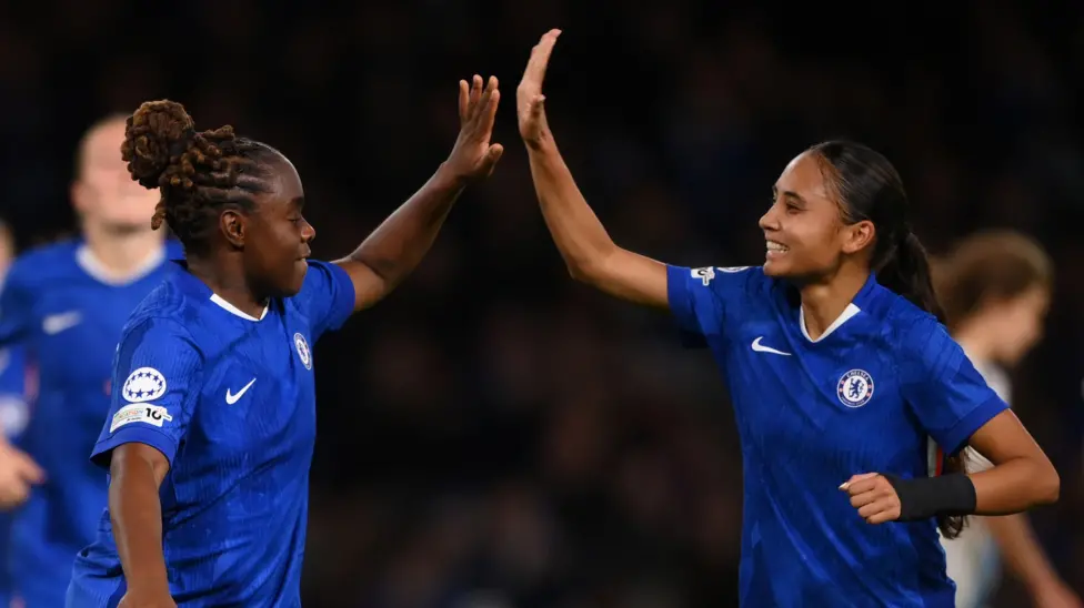 Rekor klub yang direkrut Alyssa Thompson mencetak gol pertamanya saat Chelsea yang dominan mengalahkan Paris FC dengan telak di fase liga Liga Champions Wanita