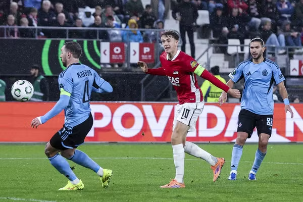 AZ bangkit dari kekalahan mengejutkan untuk menang mudah atas Slovan Bratislava