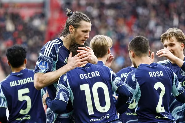 Kebangkitan di babak kedua selamatkan Ajax yang malang dalam laga berat melawan Twente