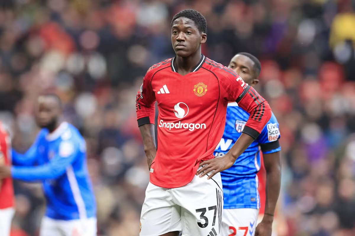 Kobbie Mainoo dari Man Utd berharap pindah pada Januari setelah posisinya tergeser