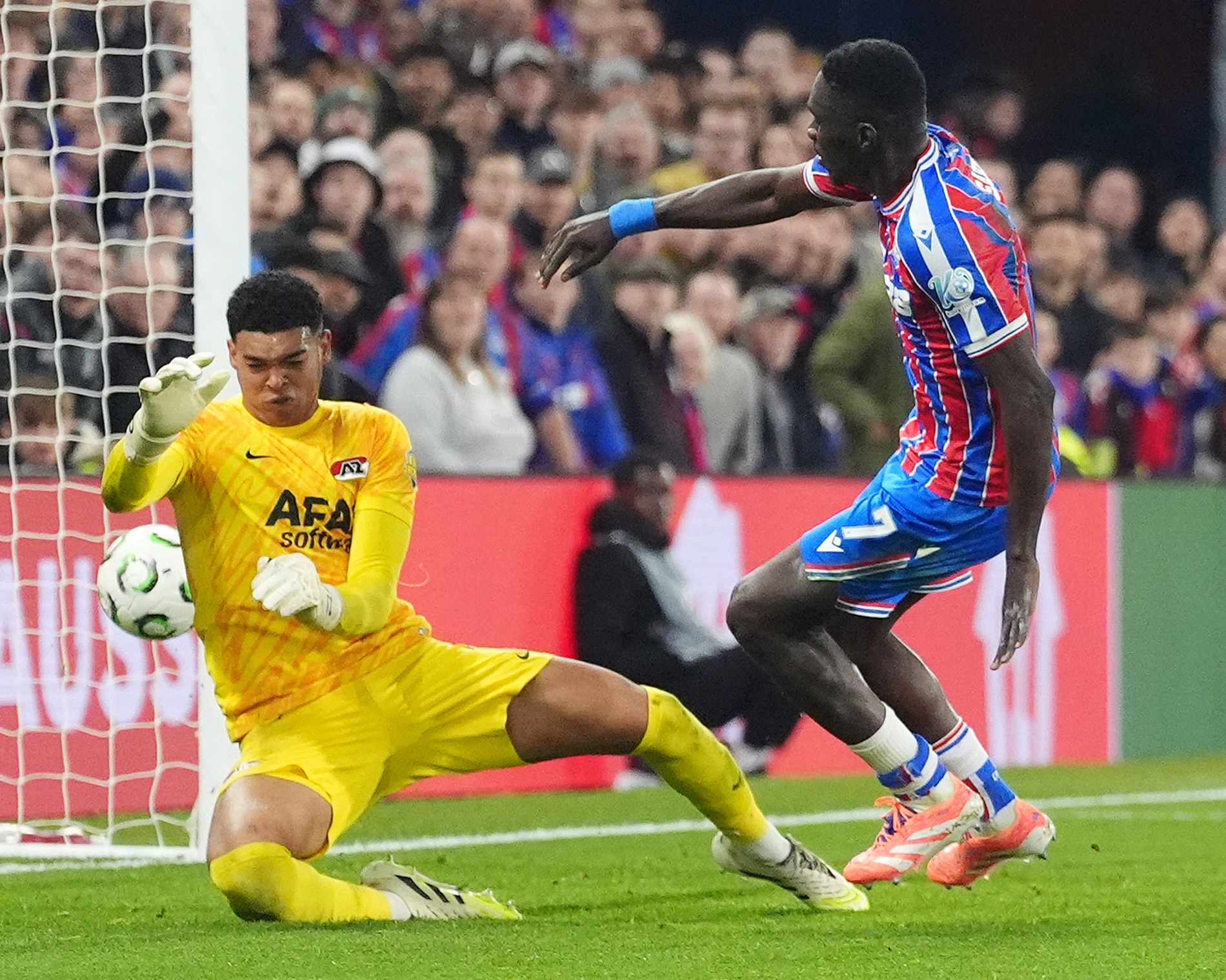 Ismaïla Sarr dari Crystal Palace tandai bahaya bagi AZ untuk selamatkan Mateta