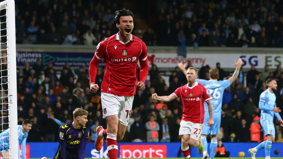 Hattrick sempurna Kieffer Moore membantu Wrexham bangkit dari ketertinggalan dan memberikan kekalahan liga pertama musim ini kepada pemimpin Championship Coventry City